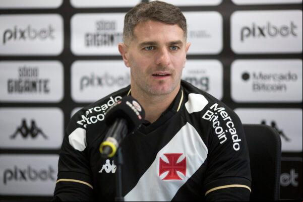 Vegetti, o tanque cruzmaltino, comandou a goleada vascaína ontem em São Januário. (Foto/Daniel Ramalho/Vasco)