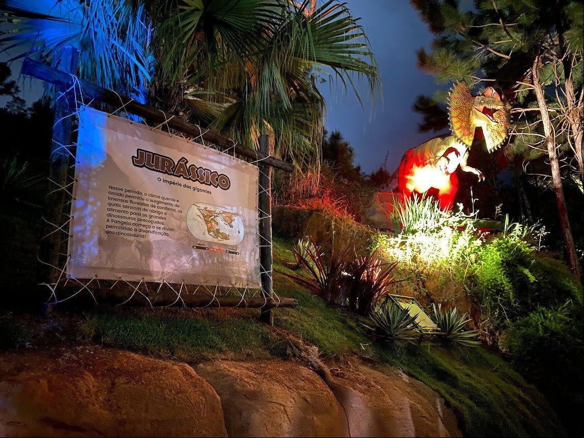 Os visitantes do parque vão percorrer cenários que reproduzem ambientes da Era Mesozoica, Triássico, Jurássico e Cretáceo (Foto/Reprodução)