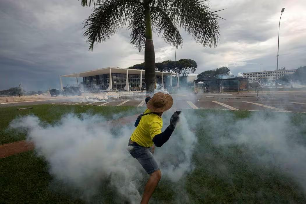 Extremista ataca policiais em frente à sede do STF, em 8 de janeiro (Foto/Joedson Alves/Agência Brasil)