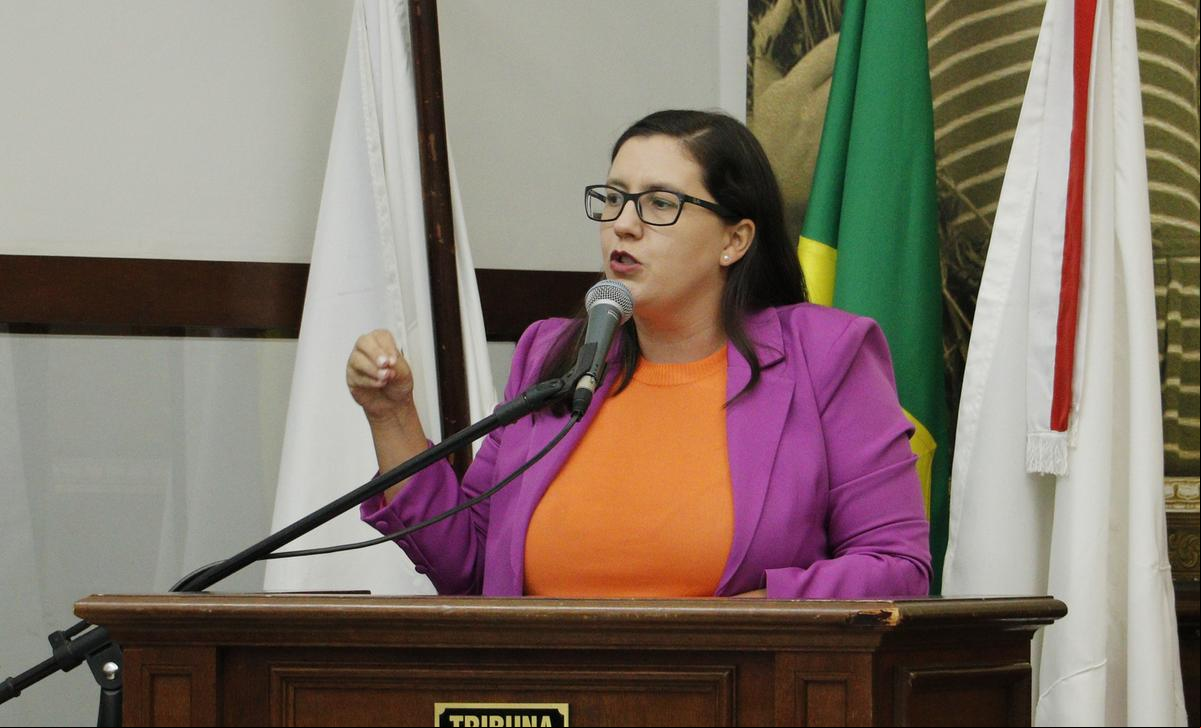 Vereadora Rochelle Gutierrez, que é presidente da Comissão de Educação da Câmara de Uberaba, informou que um novo canal está sendo criado para recepcionar as denúncias dos trabalhadores da Educação (Foto/Jully Borges/CMU)