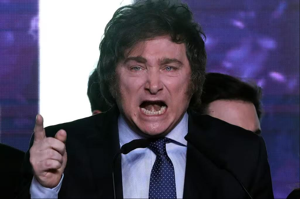 Javier Milei, durante discurso político neste domingo (19) (Foto/ALEJANDRO PAGNI/AFP)