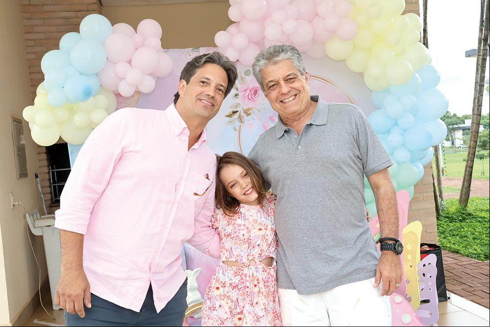Valentina entre o pai, Régis Fontoura Jr, e o avó, Régis Fontoura (Foto/Paulo Lúcio)