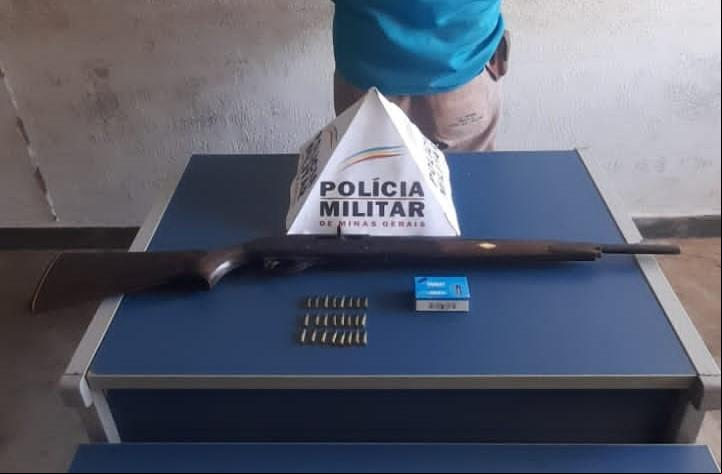 O aposentado, a arma e munições foram levados para a delegacia, e o carro dele, removido para pátio credenciado por estar com a documentação atrasada (Foto/Divulgação)