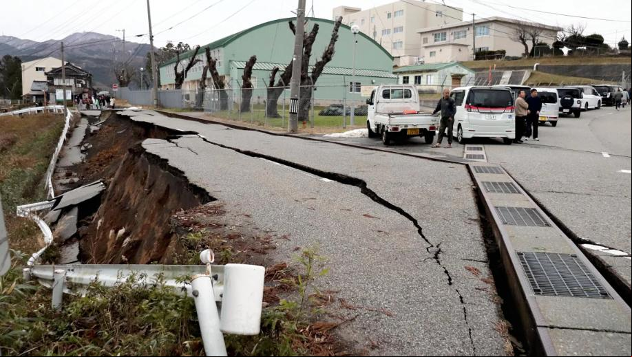 Ondas com mais de um metro atingiram alguns lugares. Pessoas evacuadas de suas casas se reuniram em auditórios, escolas e centros comunitários (Foto/Divulgação)