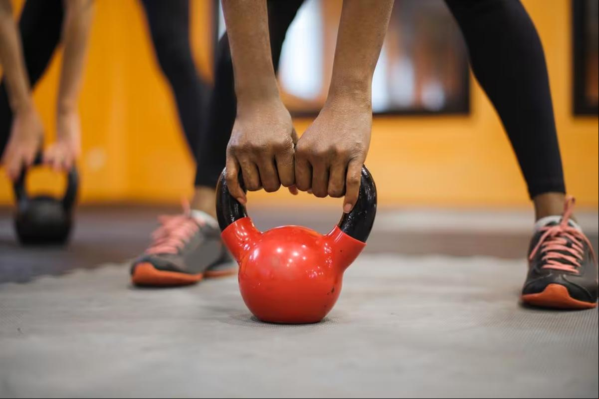 É possível aliar academia e dieta para mudar o corpo até o Carnaval, dizem especialistas, mas sem resultados radicais (Foto/Andrea Piacquadio/Pexels/Reprodução)