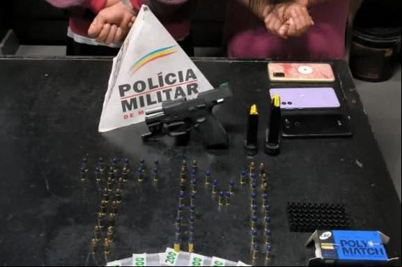 A mulher do suspeito também foi detida, por estar com carregador e munição da arma dele na cintura (Foto/Divulgação)