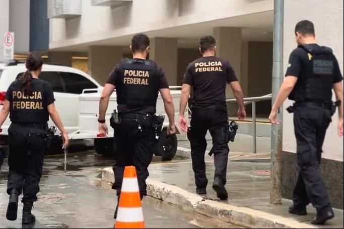 Agentes da PF cumprem mandados na 23ª fase da Operação Lesa Pátria (Foto/Divulgação Polícia Federal)
