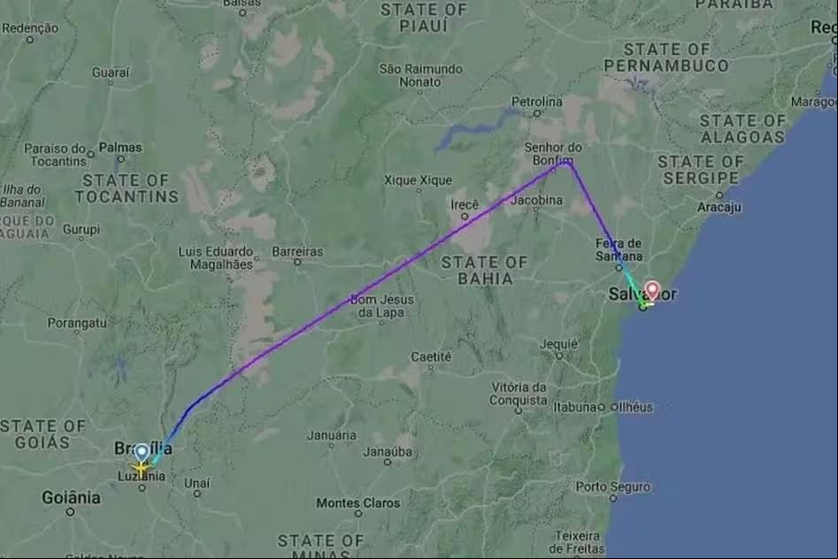A aeronave que operava o voo LA3744 pousou em Salvador por volta das 11h, onde o copiloto foi encaminhado para atendimento médico (Foto/Reprodução)