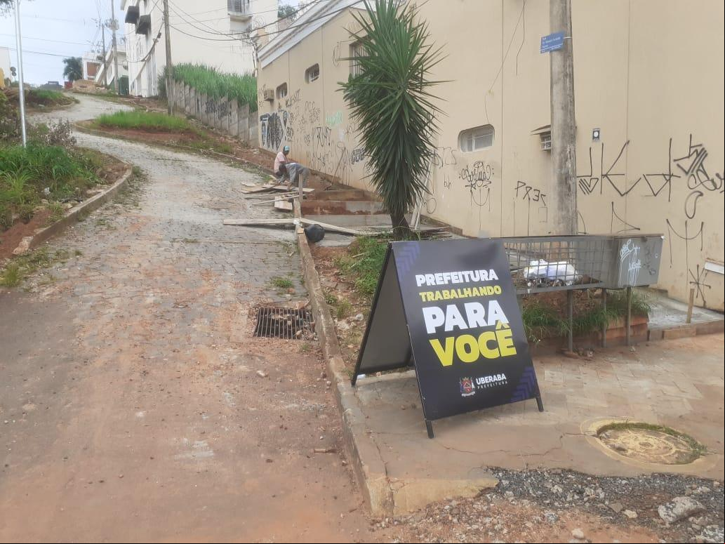 Placa sinaliza obra (Foto/Divulgação)