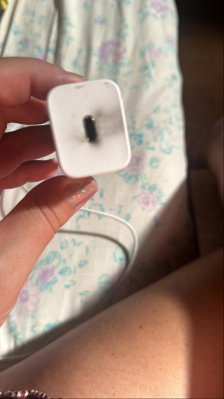 Após carregar seu smartphone, a uberabense deixou o carregador na tomada como habitualmente faz. No entanto, ela e a filha foram surpreendidas com um barulho alto no meio da noite (Foto/Reprodução)
