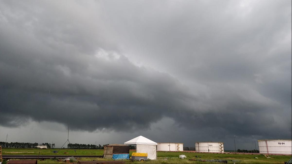 Devido à chuva, há risco de alagamento e queda de galhos de árvores (Foto/Reprodução redes sociais)