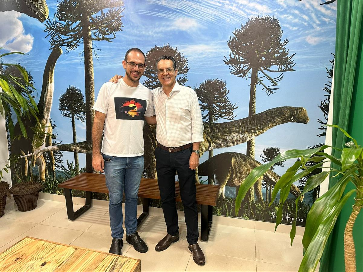 Paleoartista Rodolfo Nogueira e o idealizador do projeto Geoparque, doutor Luiz Carlos Borges Ribeiro (Foto/Divulgação)