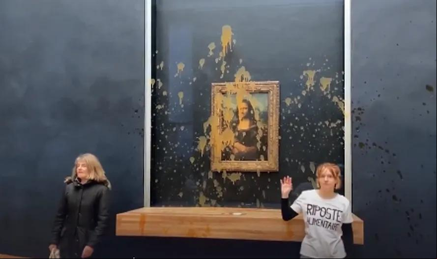Como fica protegida por um vidro, a pintura renascentista não foi danificada (Foto/Reprodução)