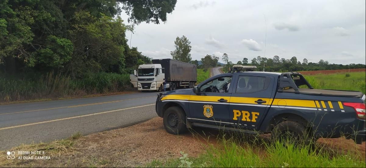 Caminhão com a carga de pneus avaliada em R$280 mil foi interceptado na BR-262 pela Polícia Rodoviária Federal (Foto/Divulgação)