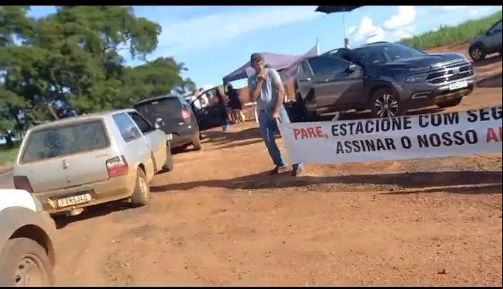 Organizadores do movimento colheram também s cobrando a melhoria do trecho de 15 quilômetros entre a MG-427 e a cidade de Água Comprida (Foto/Divulgação)