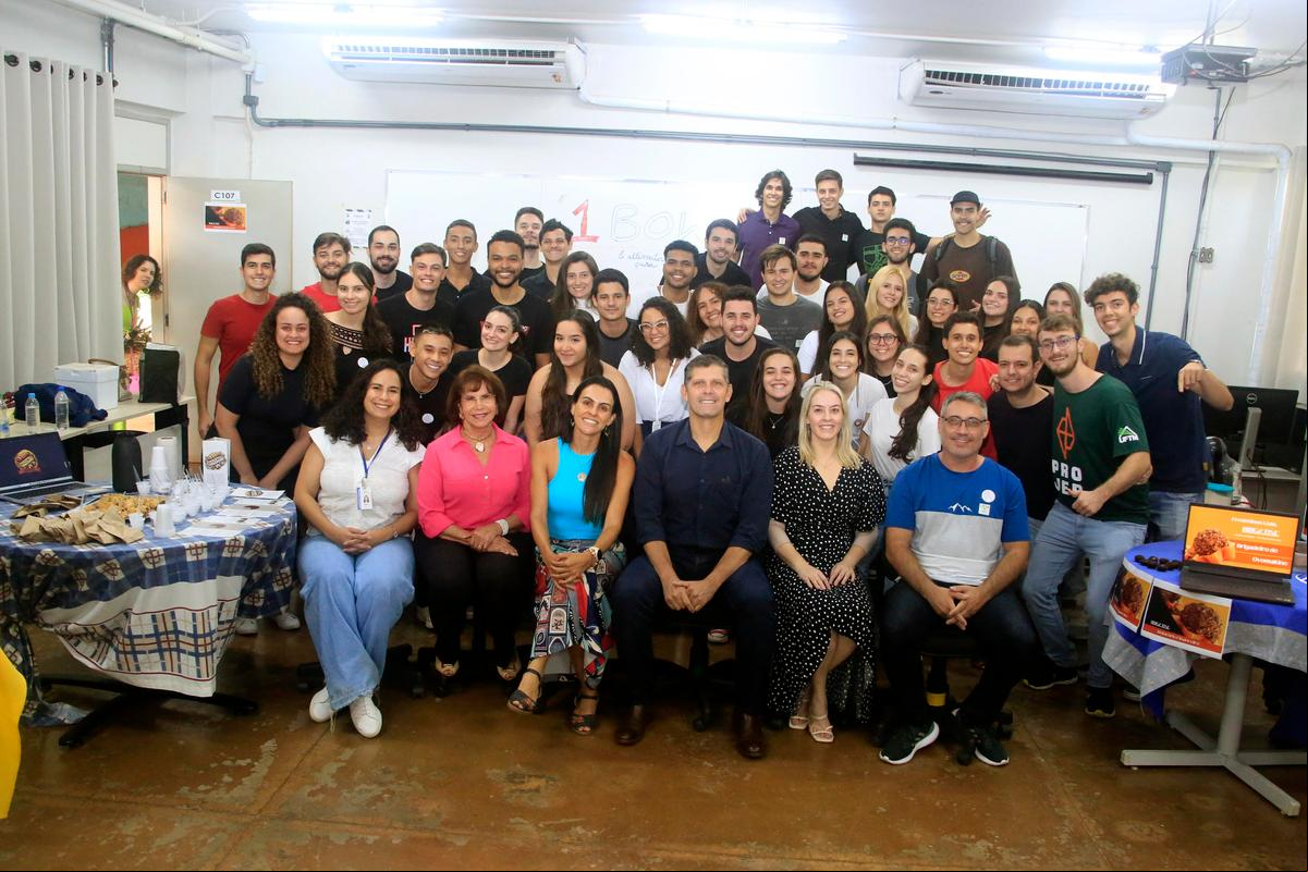 Alunos, professores e avaliadores durante o evento de lançamento de produtos alimentícios na UFTM (Foto/Divulgação)