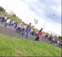 Candidatos tiveram que andar até o prédio mesmo com atraso de quase 35 minutos (Foto/Leitora JM)