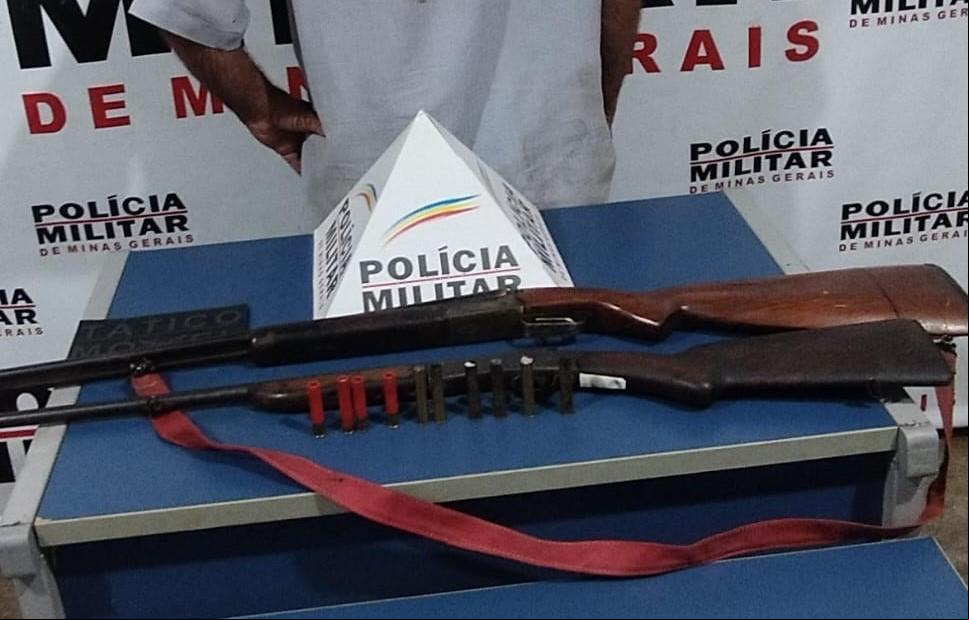 O motivo da prisão do suspeito se deu por posse ilegal de arma de fogo e munições, conforme constatou a Polícia Militar (Foto/Reprodução)