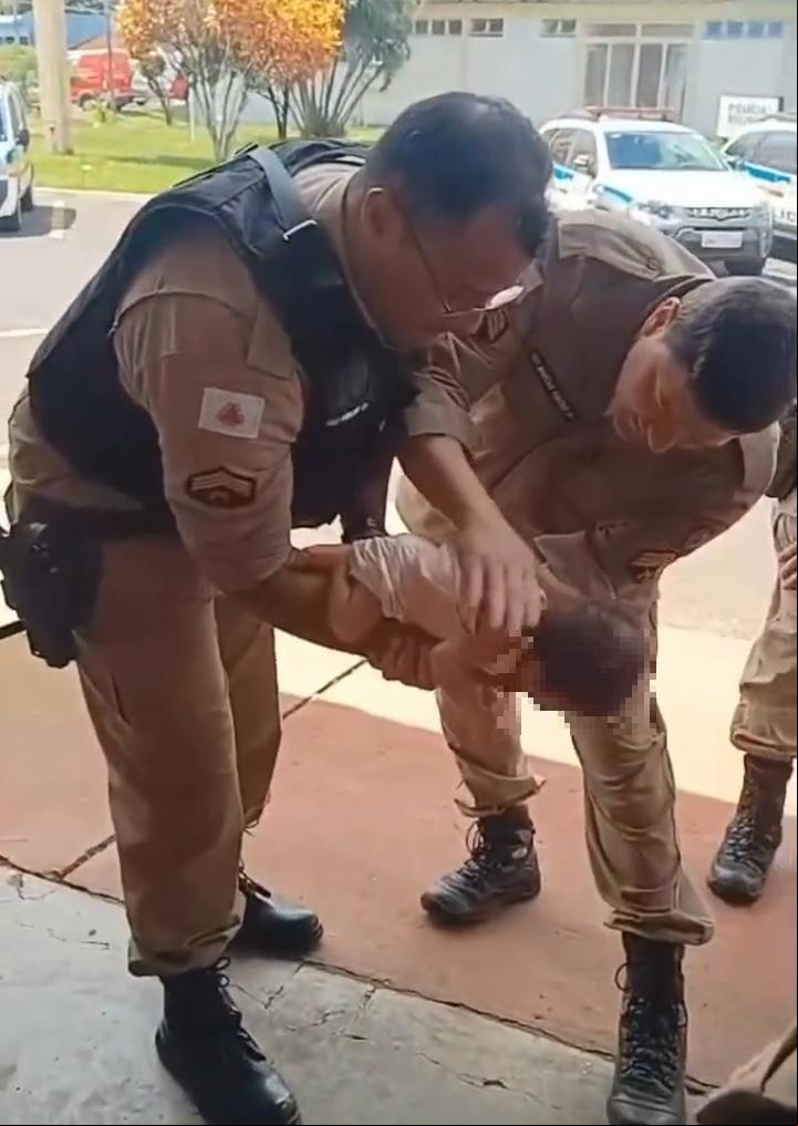 Policiais realizaram manobras para desengasgar a recém nascida (Foto/Reprodução)