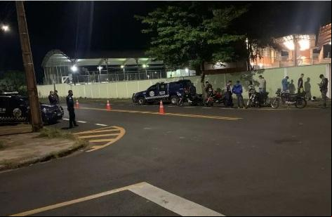 Ao menos duas motocicletas foram apreendidas com irregularidades durante operação no bairro Elza Amui  (Foto/Divulgação/Reprodução)