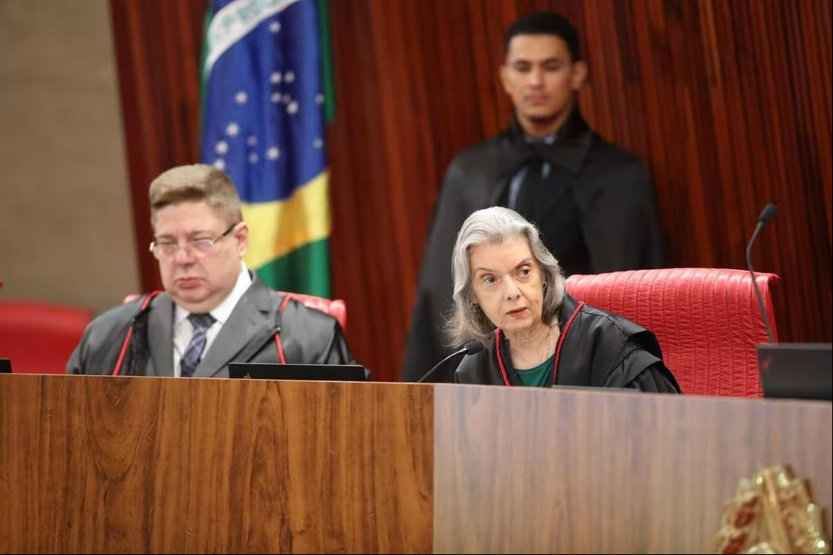 A ministra Cármen Lúcia, no plenário do TSE: ela é relatora dos processos e irá presidir o tribunal nas eleições deste ano (Foto/Alejandro Zambrana/TSE)