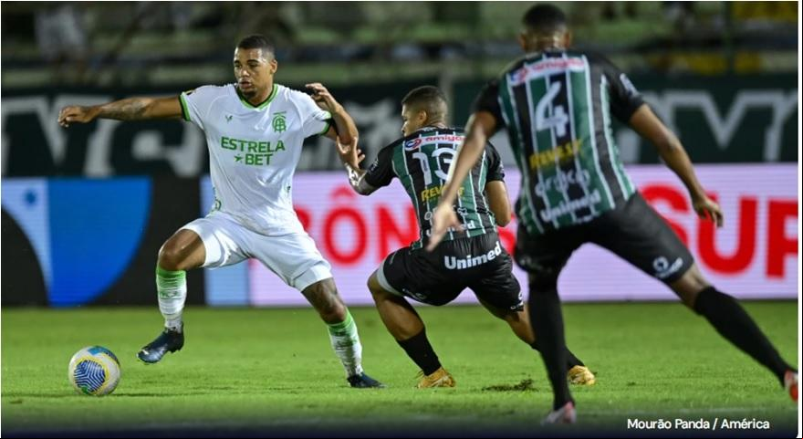 Sem repetir suas boas atuações na temporada, Coelho levou dois gols já nos acréscimos e deu adeus à competição logo na primeira fase (Foto/Mourão Panda/América (MG))