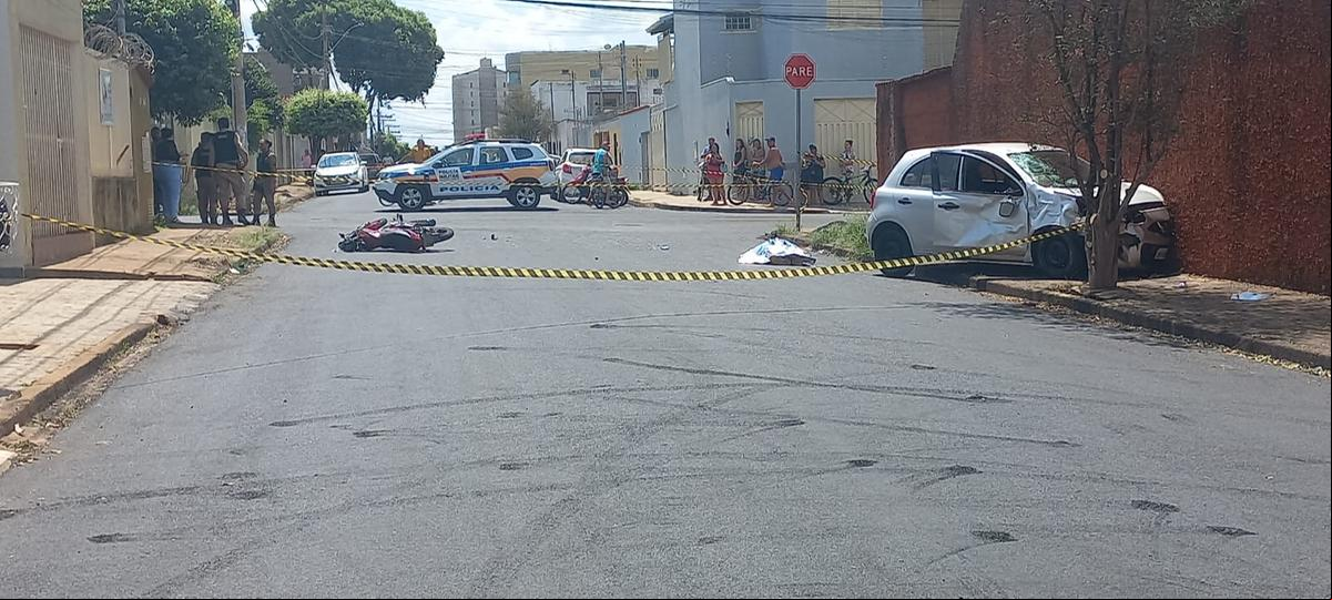 Acidente na Rua Rio Grande do Sul, no bairro Santa Maria, em Uberaba; motociclista morreu no local (Foto/Divulgação Corpo de Bombeiros)