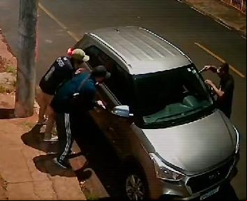 Câmeras de segurança filmaram a ação dos criminosos no momento do assalto (Foto/Reprodução)