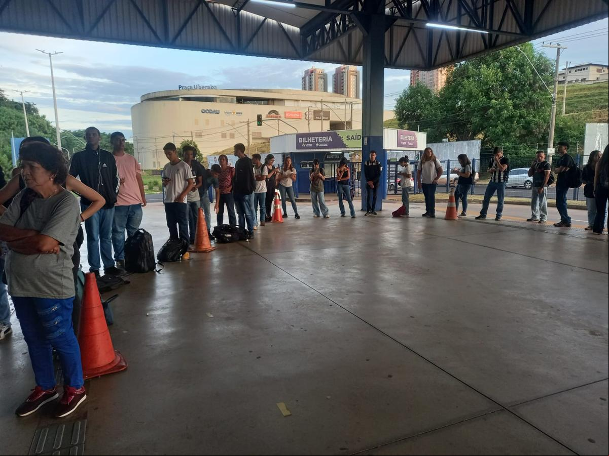 Imagem dos ageiros à espera do ônibus no Terminal Oeste/Univerdecidade na manhã desta segunda-feira, enviada ao Jornal da Manhã por equipe da Secretaria de Defesa Social (Foto/Divulgação)