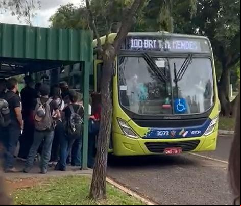 Alunos se queixam de veículos lotados, que têm deixado gente para trás (Foto/Reprodução)