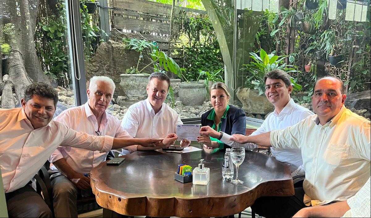 Na foto, a prefeita Elisa está ao lado do presidente nacional do PSD, Gilberto Kassab, do ex-ministro Marcos Montes, do deputado e presidente do PSD/MG, Cássio Soares, e dos vereadores de Uberaba, Anderson Dois Irmãos (à esquerda) e Ismar Marão (à direita), presidente do PSD/Uberaba (Foto/Divulgação)