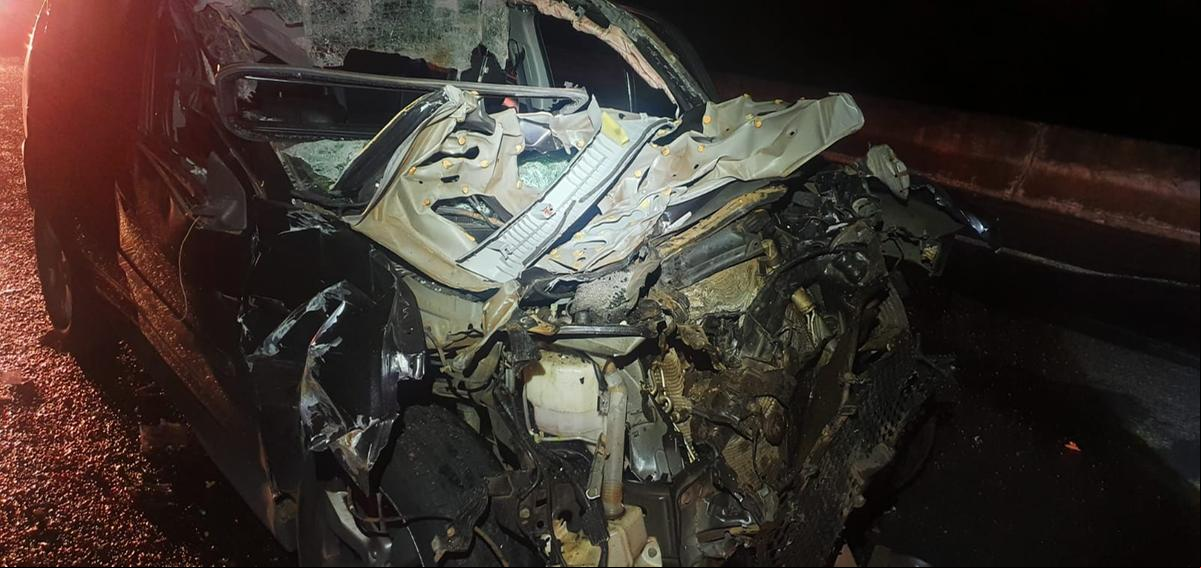 O carro ficou totalmente destruído após colidir com a traseira da carreta, que seguia no mesmo sentido (Foto/Divulgação)