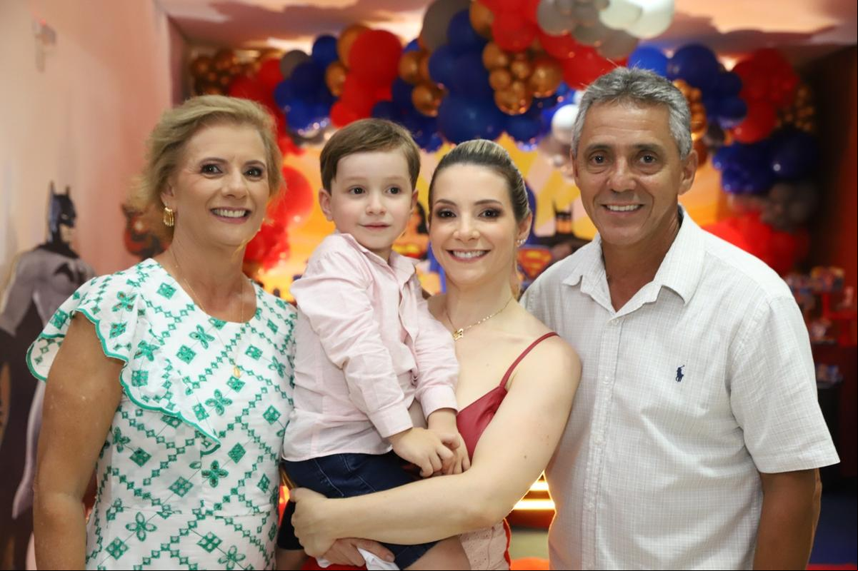 Heitor no colinho da mamãe, Paula, e dos avós maternos, Secione Guerra da Silva Almeida e Cláudio Almeida Silva ()