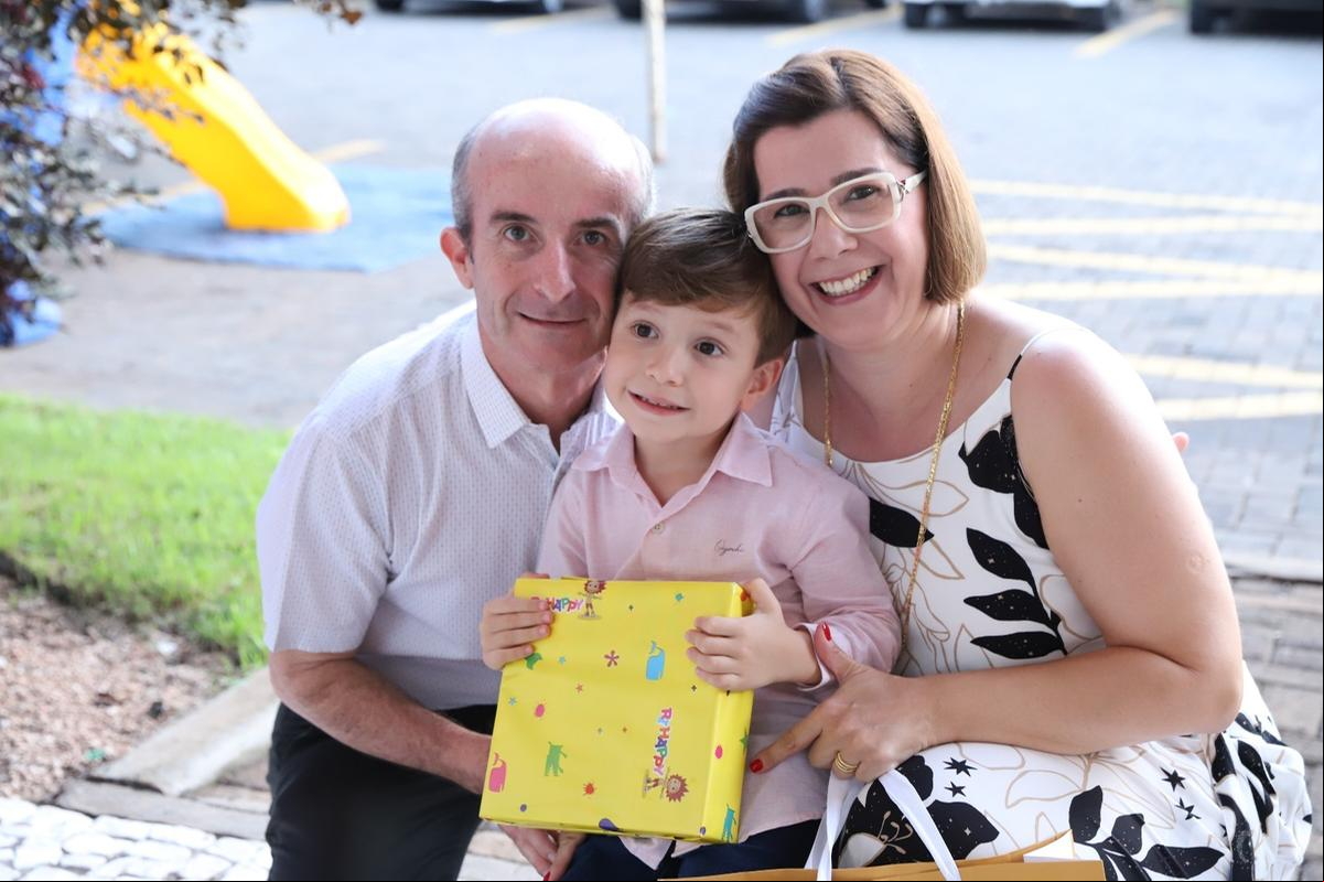 Heitor com seus padrinhos de batismo, Vilmar de Paiva Marques e Glaucia de Freitas Marques ()