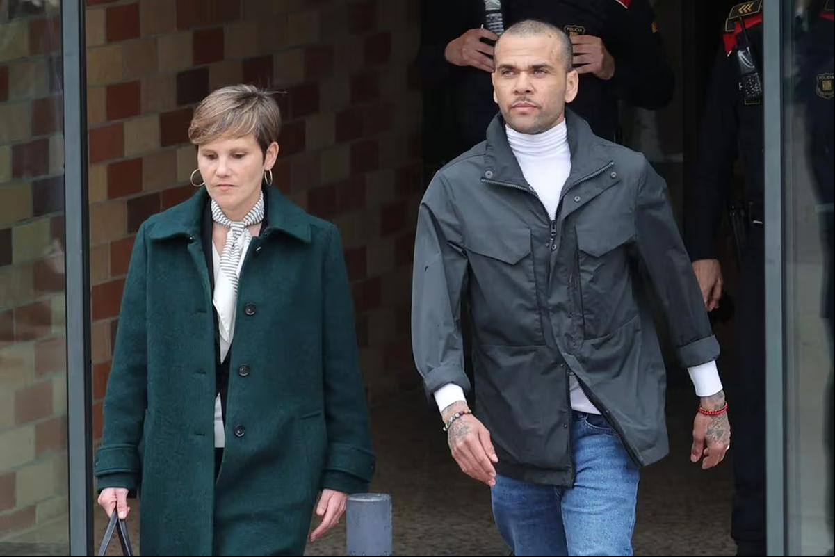 Ao lado da advogada, Daniel Alves deixou a prisão após pagar a fiança de um milhão de euros (Foto/Lluiz Gene/AFP)