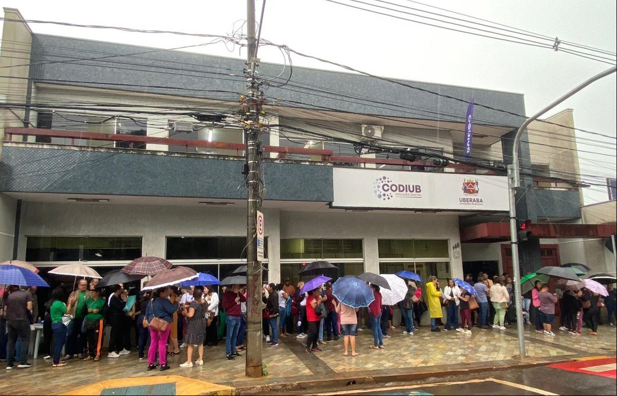 Mesmo com chuva, servidores e educadores mantiveram atividades do movimento nesta terça-feira na porta da Prefeitura (Foto/Divulgação)