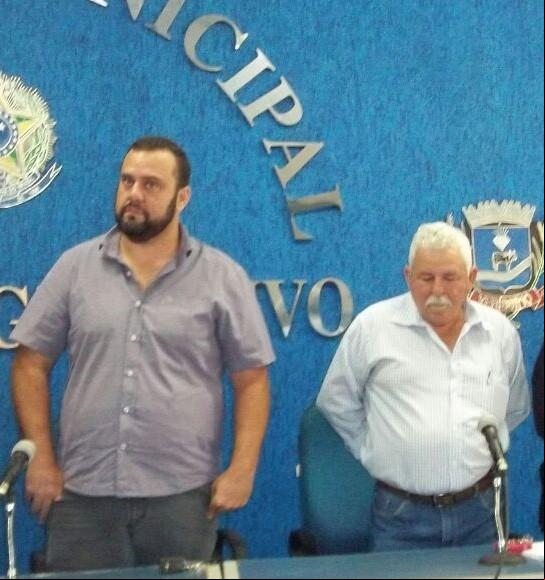 O prefeito Luizinho do Doca, à direita, renunciou ao cargo para viabilizar candidatura do filho a vereador e Marco Aurélio, à esquerda, assume a Prefeitura de Veríssimo (Foto/Reprodução)