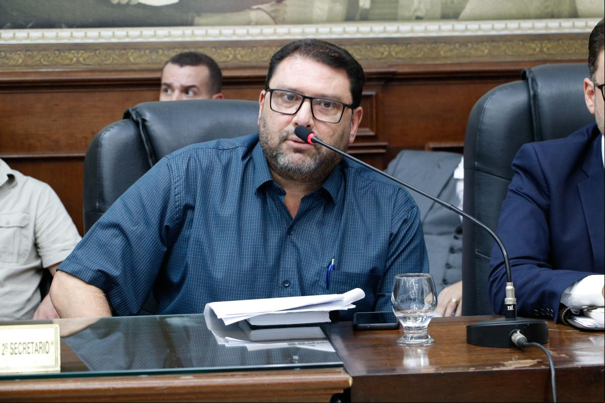 Secretário Municipal de istração, Carlos Dalberto de Oliveira Júnior, acompanhou as discussões acerca do projeto, ontem, no Legislativo (Foto/Jully Borges/CMU)