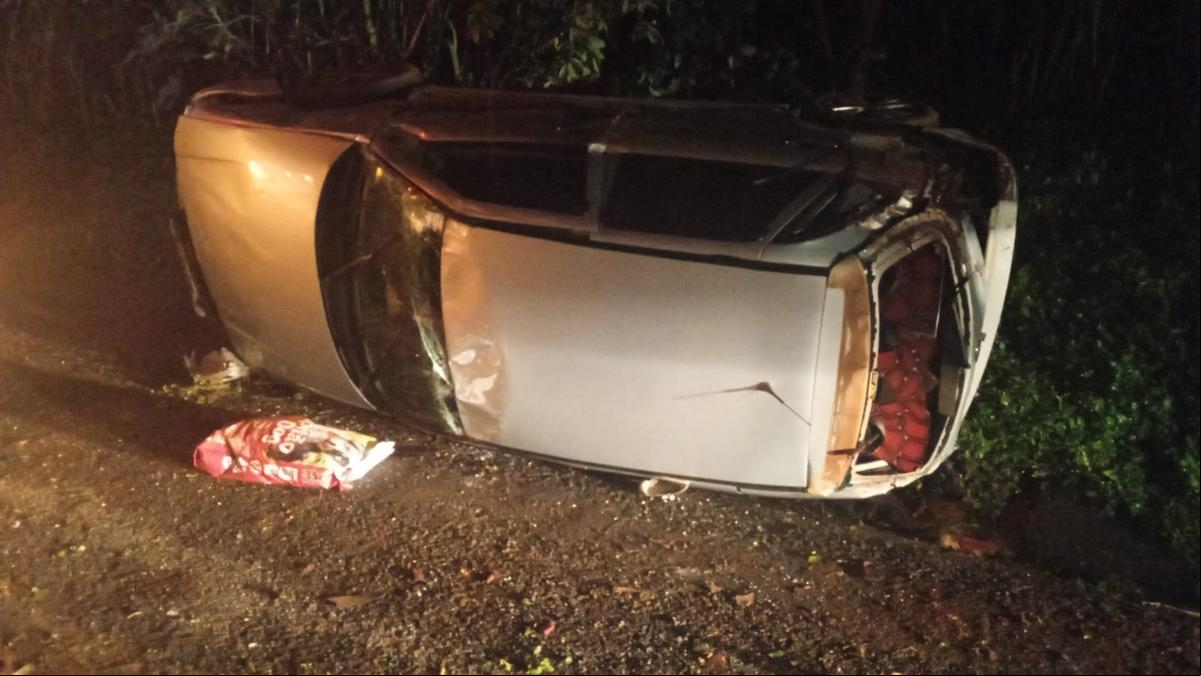 O carro foi encontrado tombado à margem da rodovia e os ocupantes teriam saído do local a pé, sem ferimentos (Foto/Divulgação)