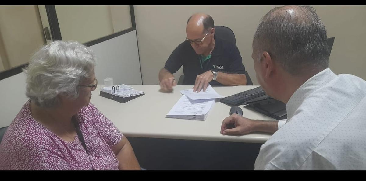 Nazli Prata e o assessor jurídico Eduardo Azank registram chapa de oposição (Foto/Divulgação)