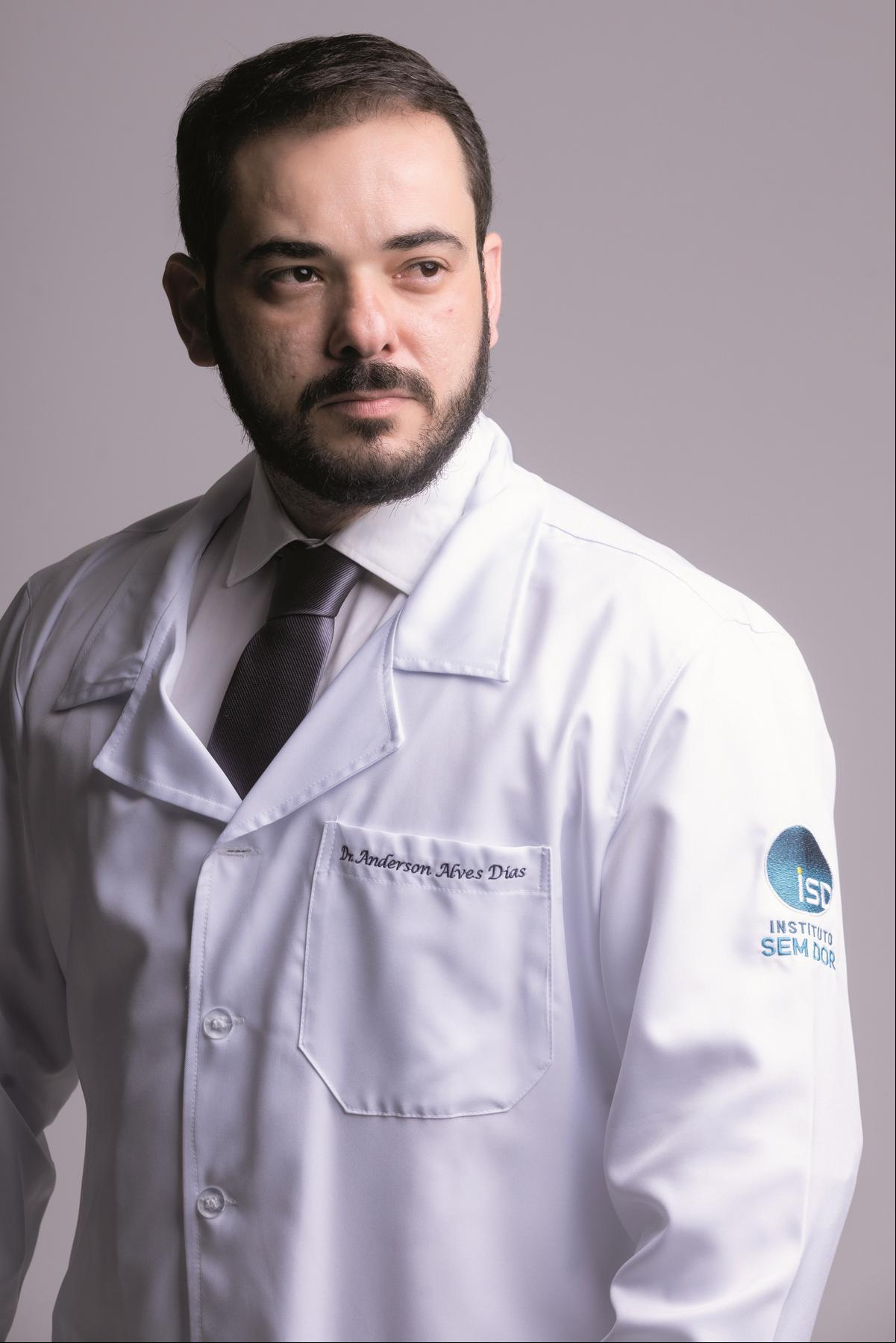 Anderson Dias é um empreendedor e cirurgião de coluna, cuja trajetória é marcada pela superação de limites. Com experiência internacional como Fellow em Cirurgia Minimamente Invasiva nos EUA, ele também é mestre em Fisioterapia pela UFTM. Sua dedicação à excelência educacional e inovação na saúde reflete-se em sua colaboração com o Instituto Sem Dor, em Uberaba, beneficiando a comunidade local e além.