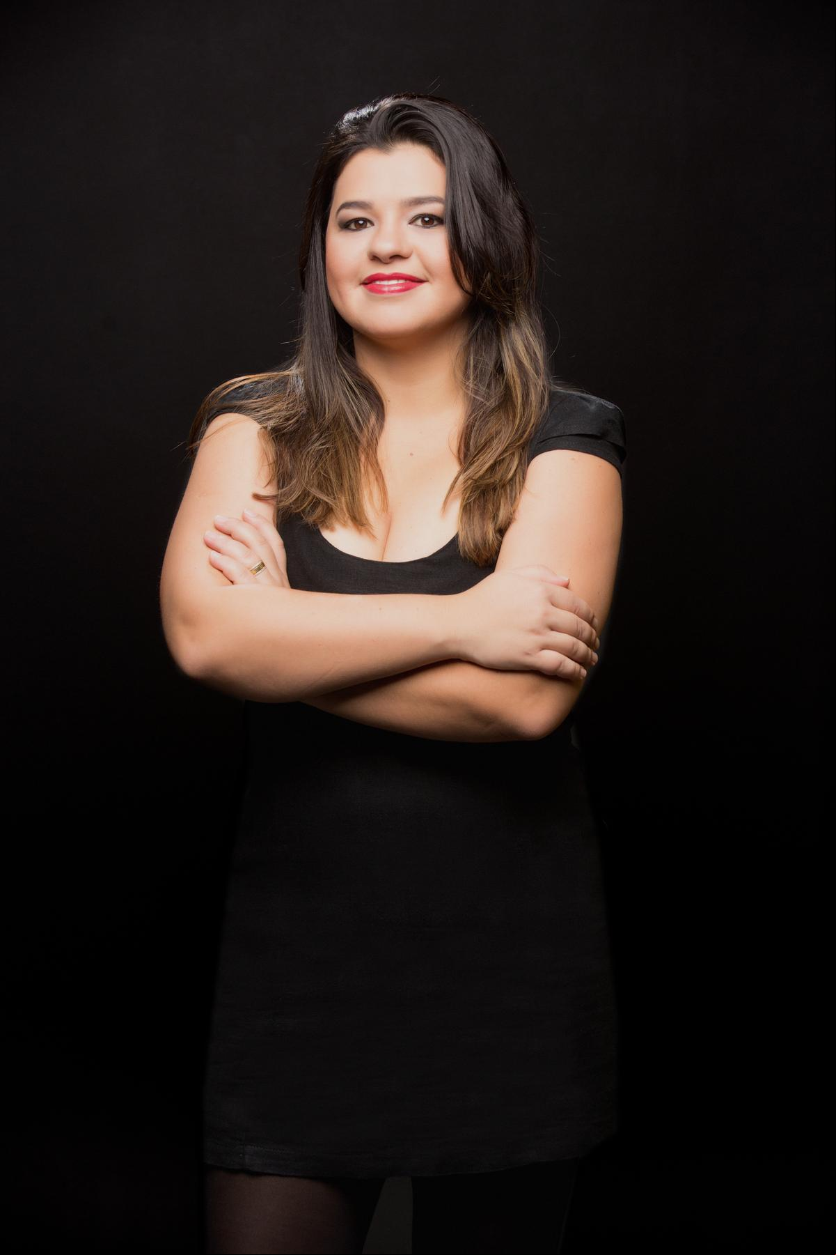 Juliana Minaré, sócia a do Buffet Casablanca, brilha nos eventos sofisticados com sua abordagem única, transformando sonhos em realidade. Com um lema de “fazer a festa como se fosse para ela mesma”, Juliana dedica seu coração e alma em cada detalhe, proporcionando aos clientes experiências memoráveis. Sua atenção meticulosa aos detalhes a torna uma visionária, antecipando as necessidades dos clientes e tornando cada evento verdadeiramente especial