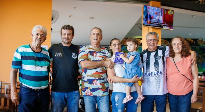 Foto do homenageado com a esposa e direção do Nacional (Foto/Grazie Batista)