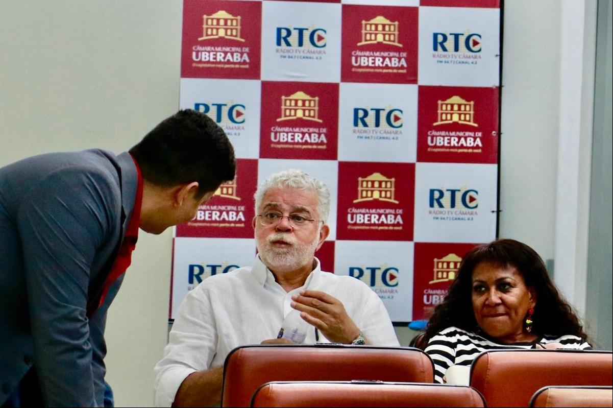 Anderson, na plateia, cumprimentado pelo presidente Fernando Mendes (Foto/Divulgação)