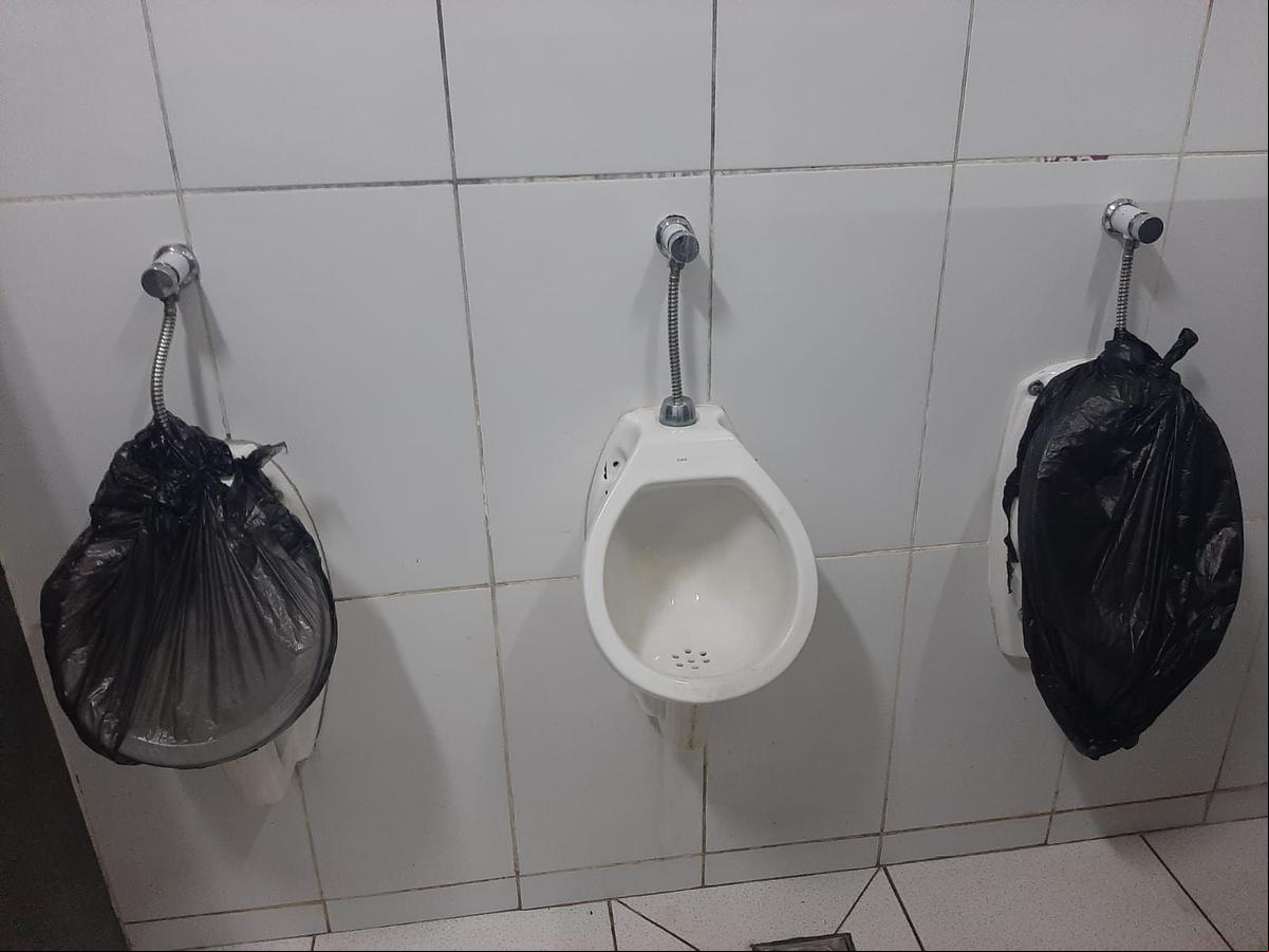 Conforme imagens compartilhadas pelo denunciante, dois dos três mictórios estariam em manutenção, enquanto o único em funcionamento é deixado com restos de urina (Foto/Divulgação)