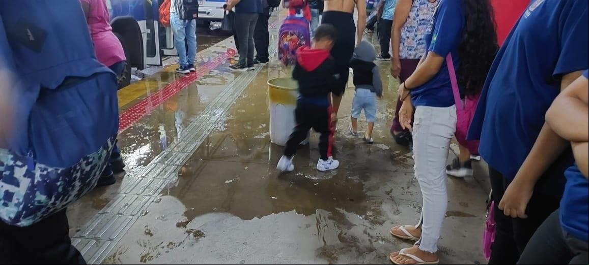 Falta de manutenção hidráulica, devidamente comunicada à Prefeitura, tem causado transtornos aos usuários do Terminal Oeste (Foto/Divulgação)