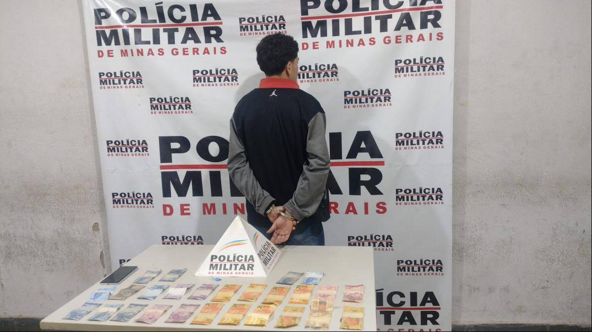 Foi encontrada uma quantia em dinheiro no valor de R$ 290,00 junto de um dos suspeitos e quatro papelotes de substância análoga à cocaína embalados em sacos de cor azul, prontos para o comércio, além de um aparelho celular (Foto/Divulgação)