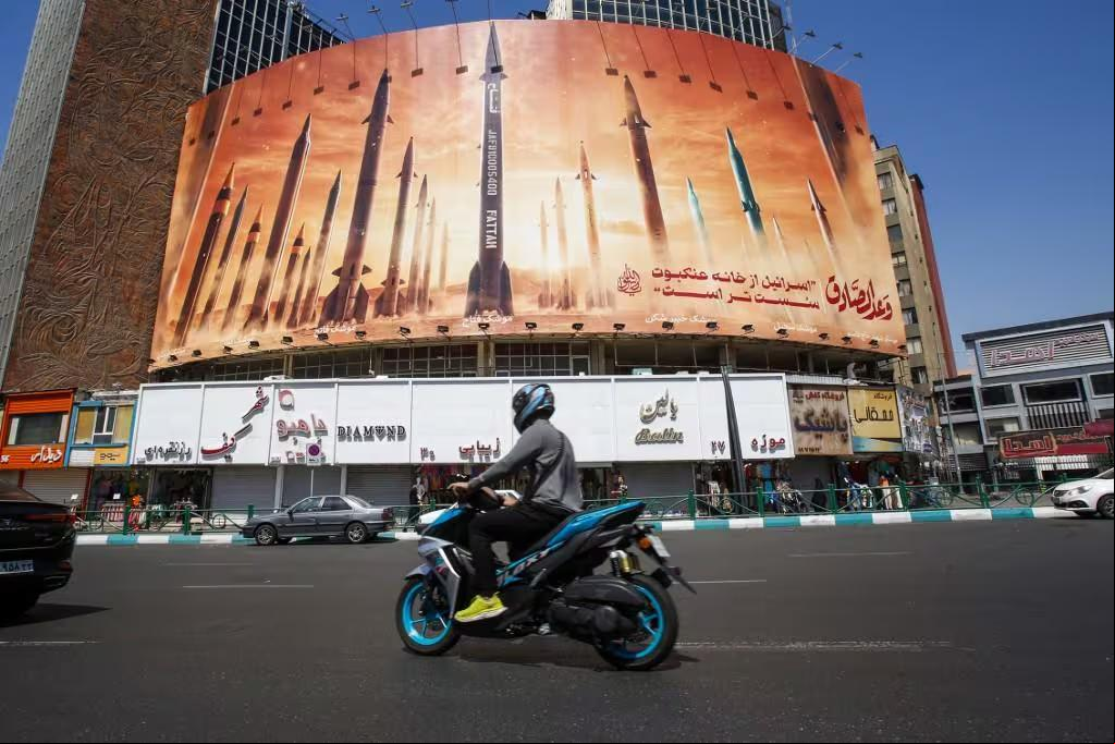 Mural em Teerã, no Irã, mostra mísseis (Foto/AFP)
