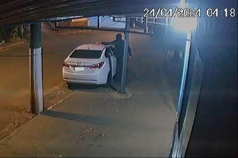 Um dos suspeitos foi flagrado jogando gasolina no veículo do militar (Foto/Reprodução de vídeo/Redes sociais)