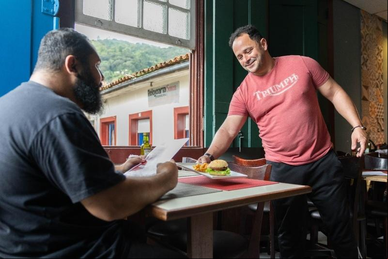 Foram esses atrativos que chamaram a atenção do empreendedor André Simões Barbosa, proprietário da Hamburgueria Pão de Queijo Gourmet, na cidade histórica de Outro Preto, na região Central (Foto/BDMG/Divulgação)